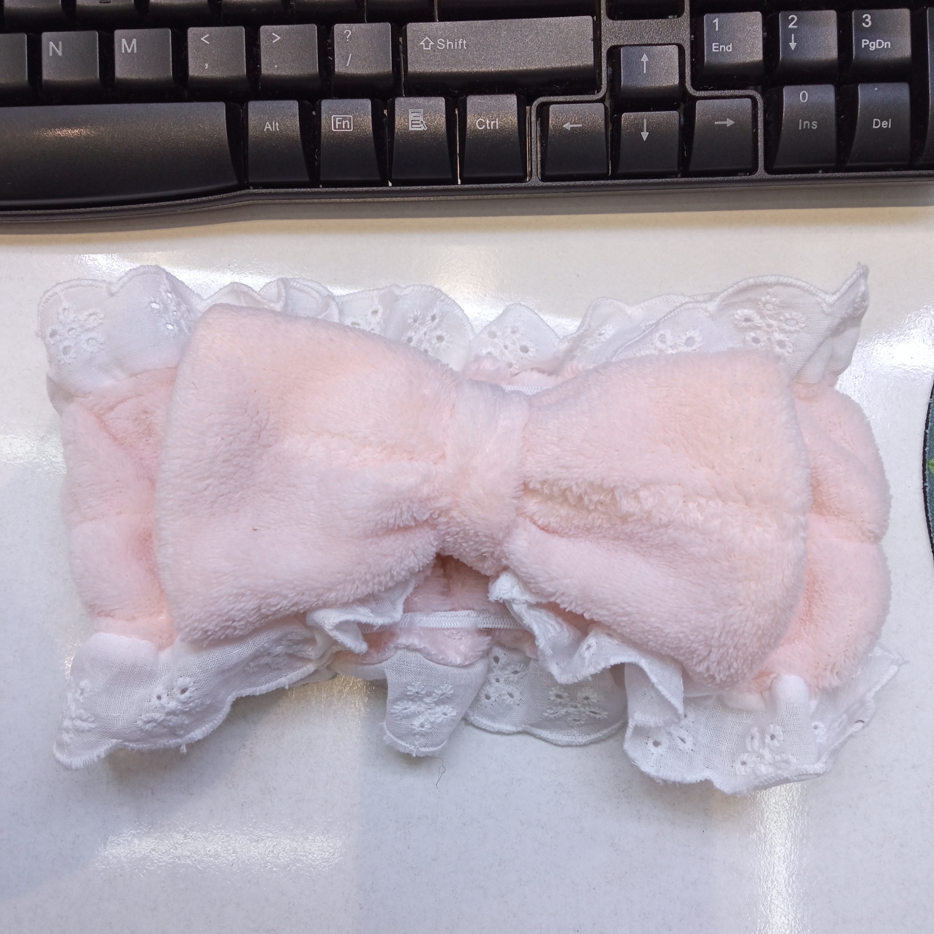 Lace-trimmed bow face wash hair tie detail image 1