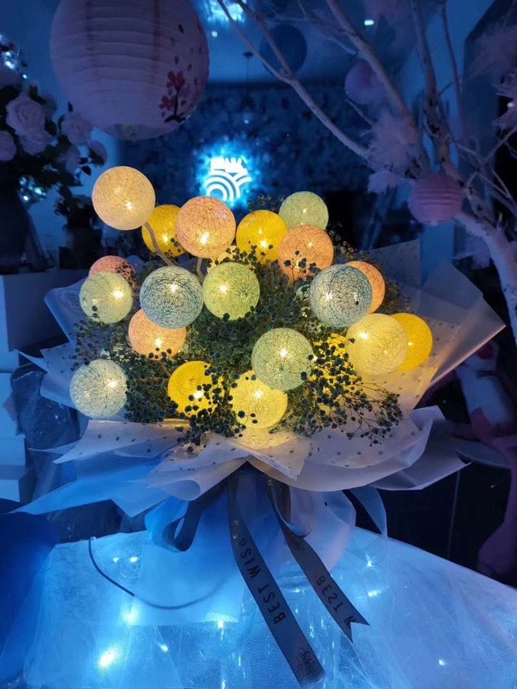 Douyin's same style of popular candy ball flower bouquet packaging, decorative lights, flower wrapping, fresh flower packaging material, 40cm high, 11 balls, 6cm gold Application Scenario