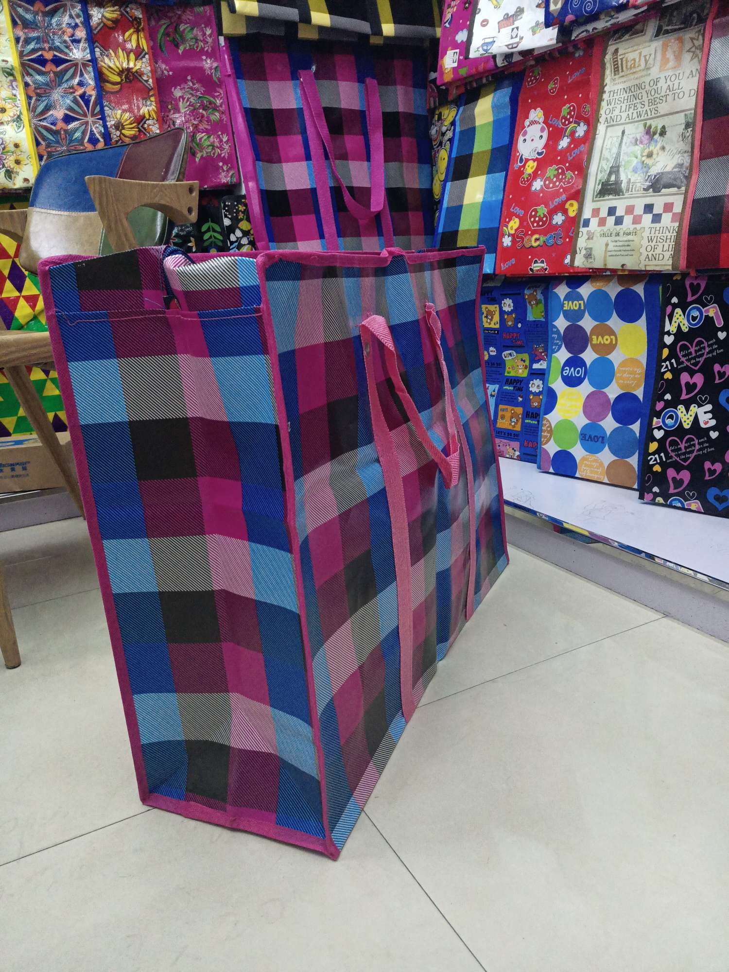 Non-woven fabric laminated bags, woven bags, storage bags, luggage bags, moving bags, cartoon bags, eco-friendly bags, cotton quilt bags, plastic bags, pp bags, thickened rivet bags Application Scenario