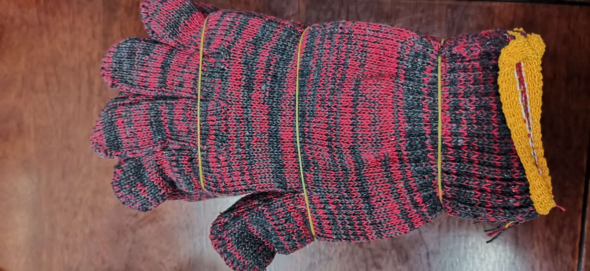 Red flowered yarn gloves details Picture