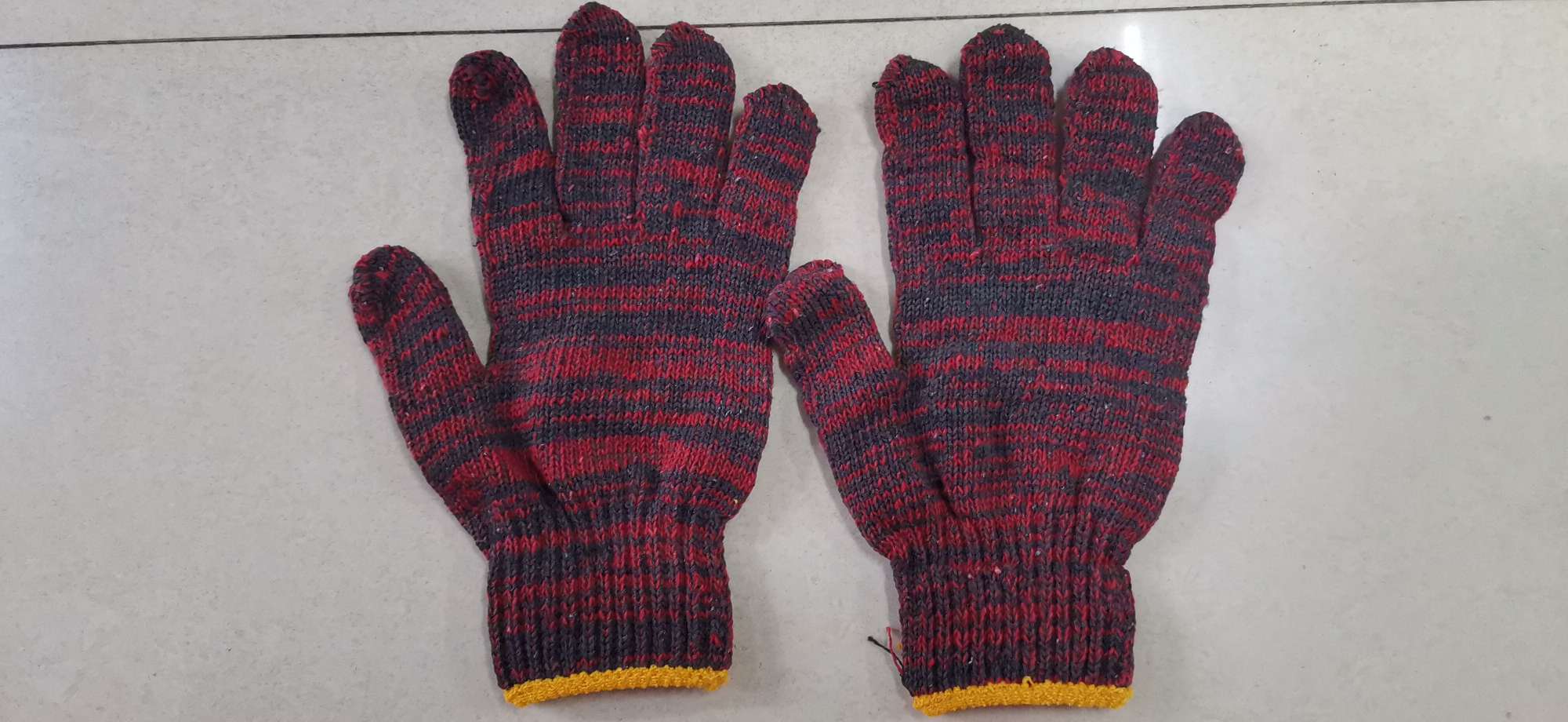 Red flowered yarn gloves Specification image