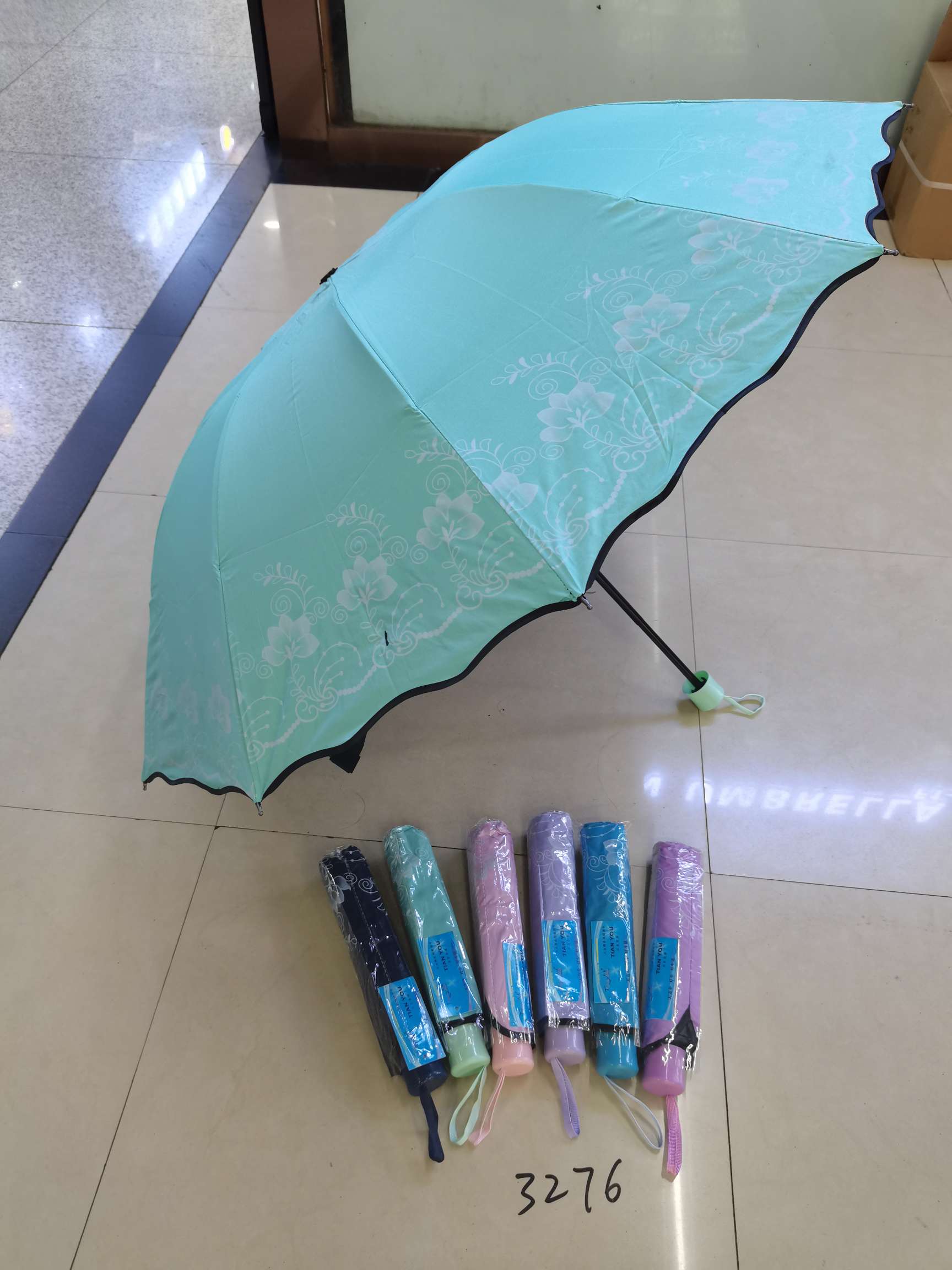 三折加大黑胶伞白底实物图