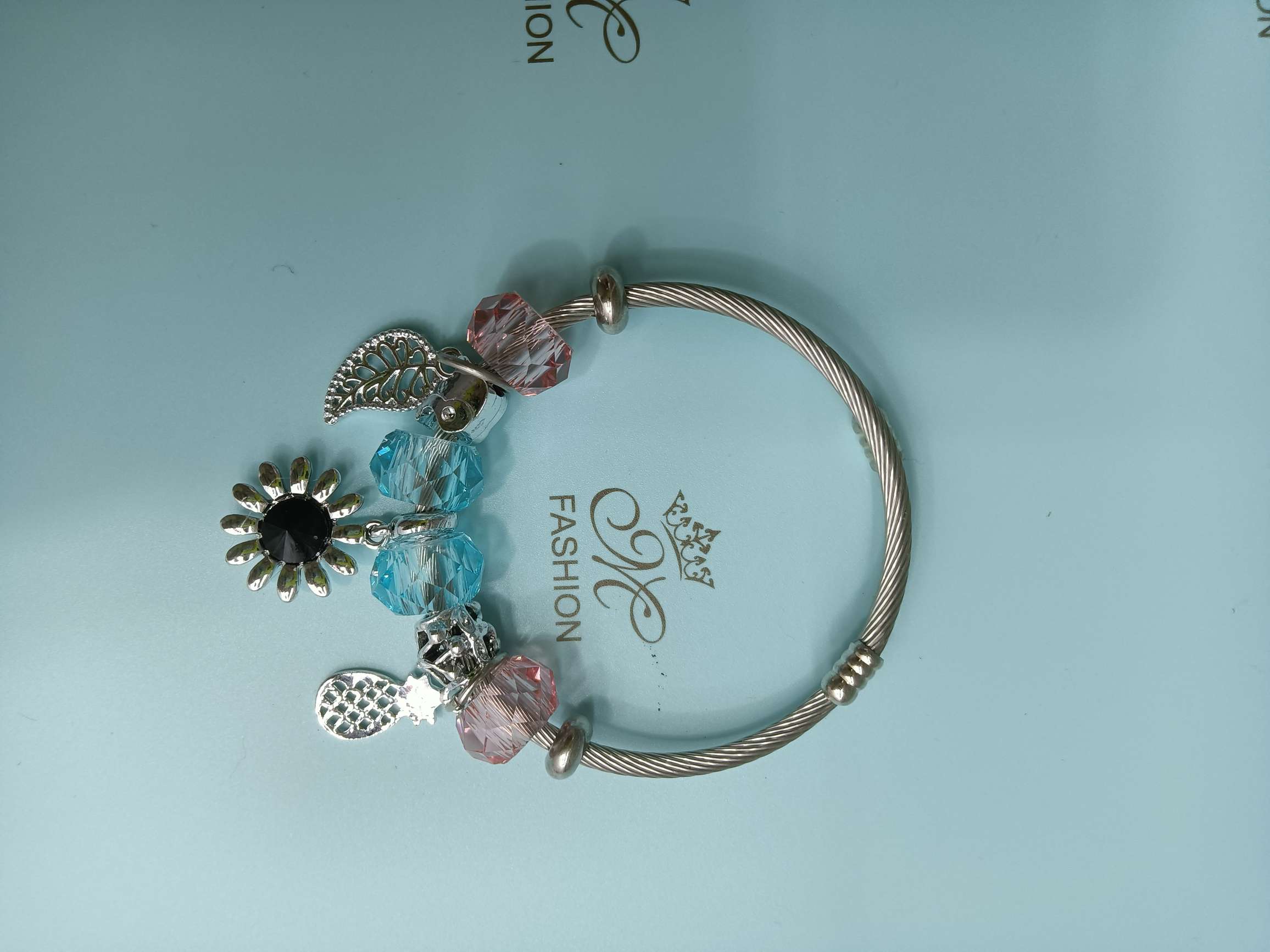 "Artistic accessories" describe pic - 1