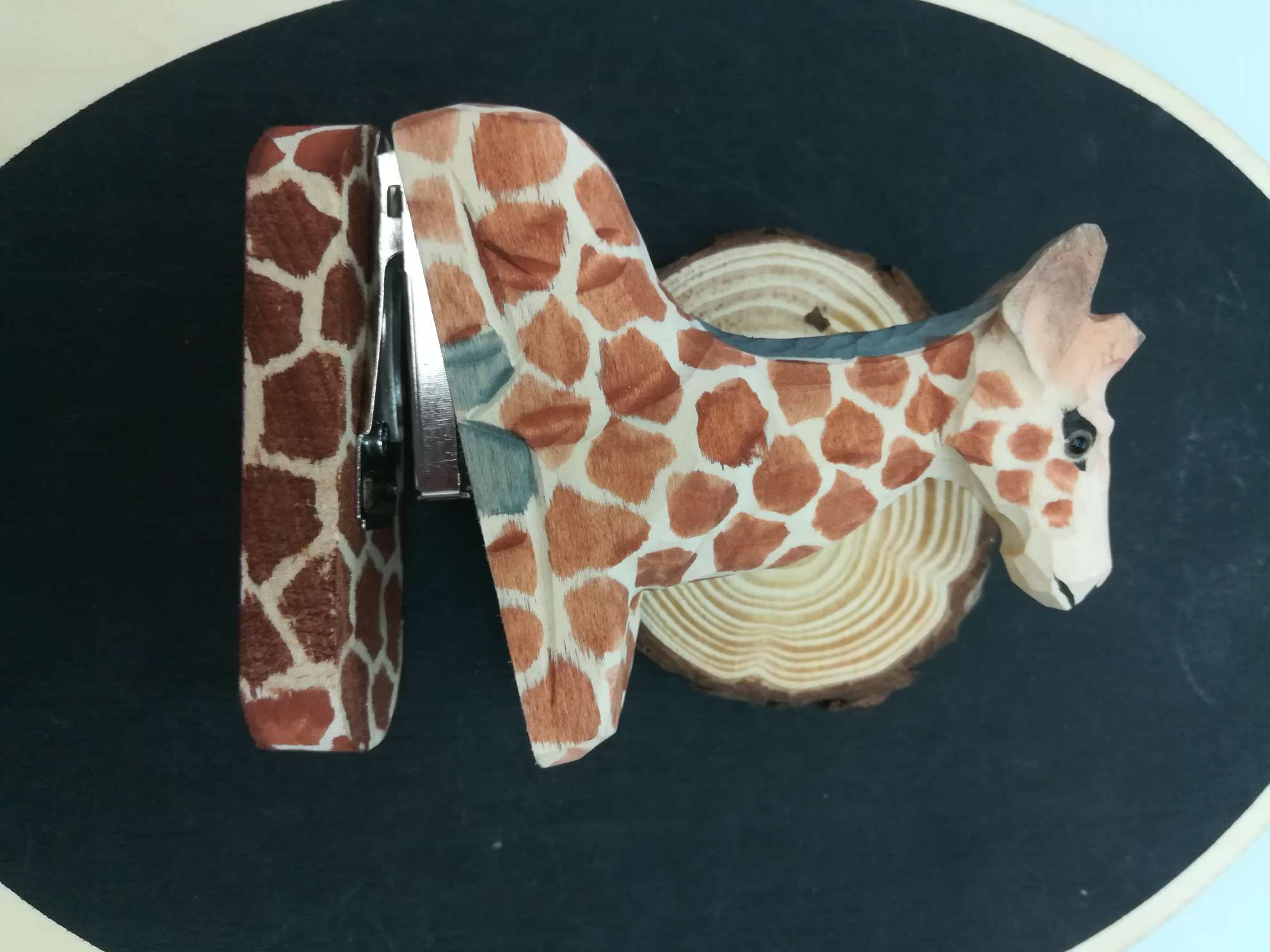 纯手工仿真长颈鹿木头雕刻创意礼品工艺订书机产品图