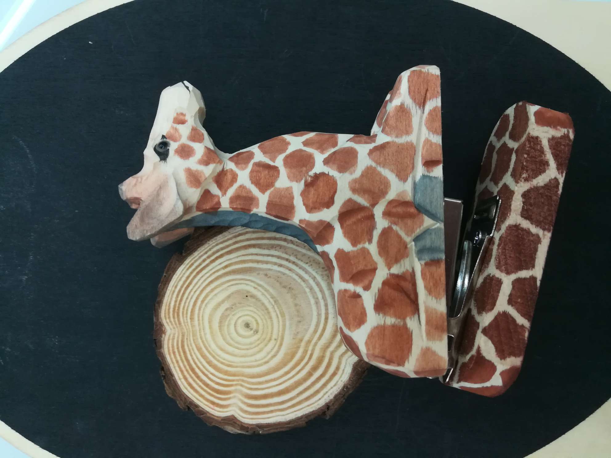 纯手工仿真长颈鹿木头雕刻创意礼品工艺订书机细节图