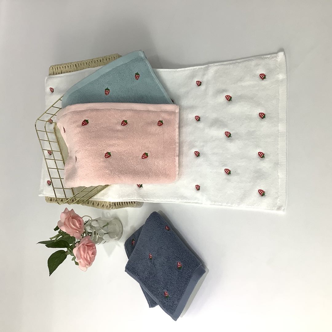 Strawberry towel details Picture
