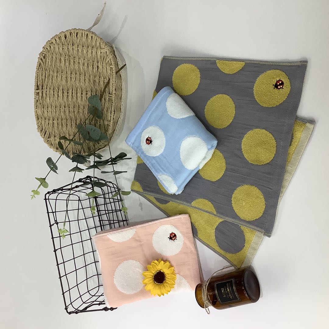 Tap the ladybug towel details Picture