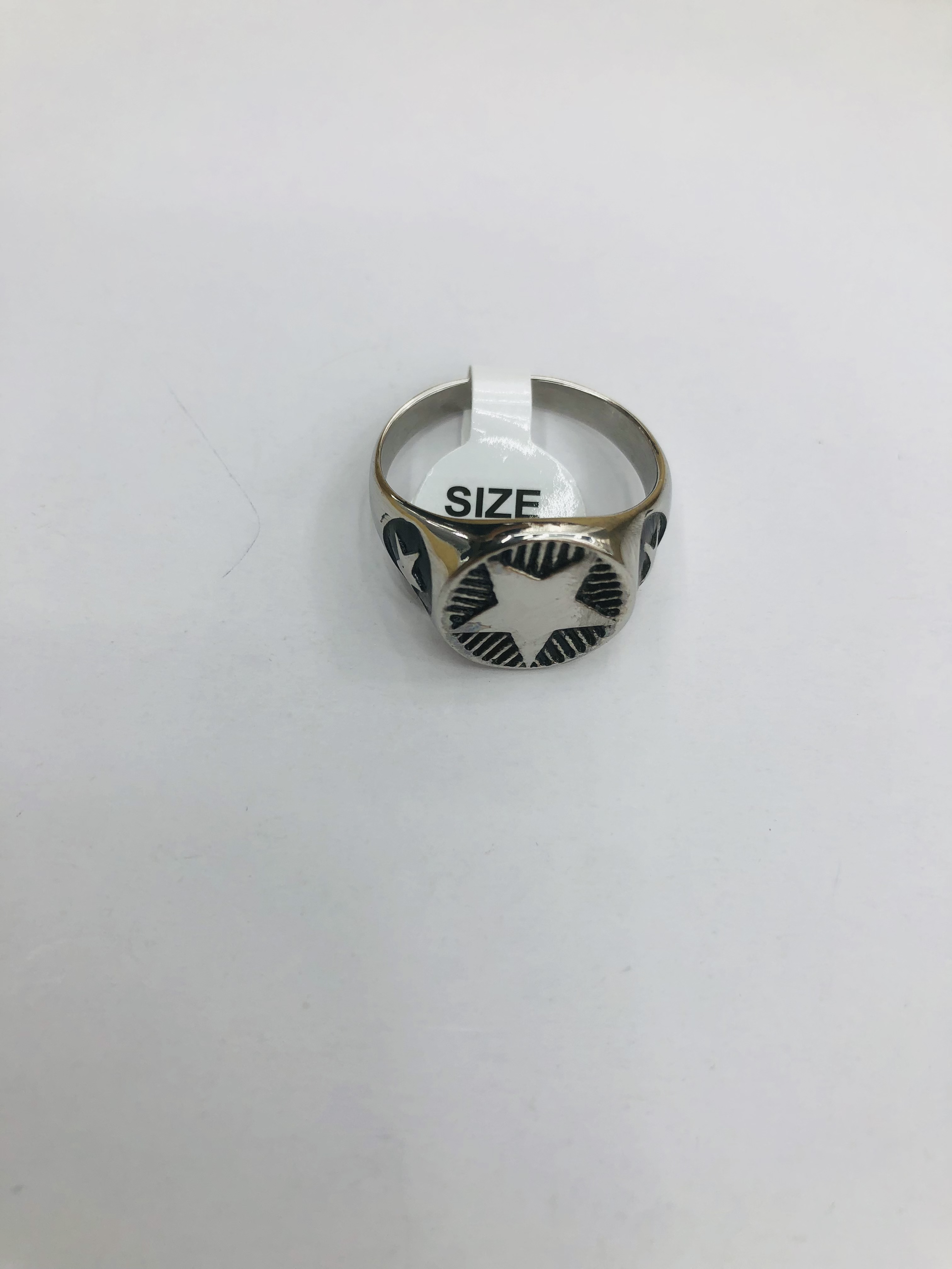 A men's ring with a five-pointed star pattern design details Picture