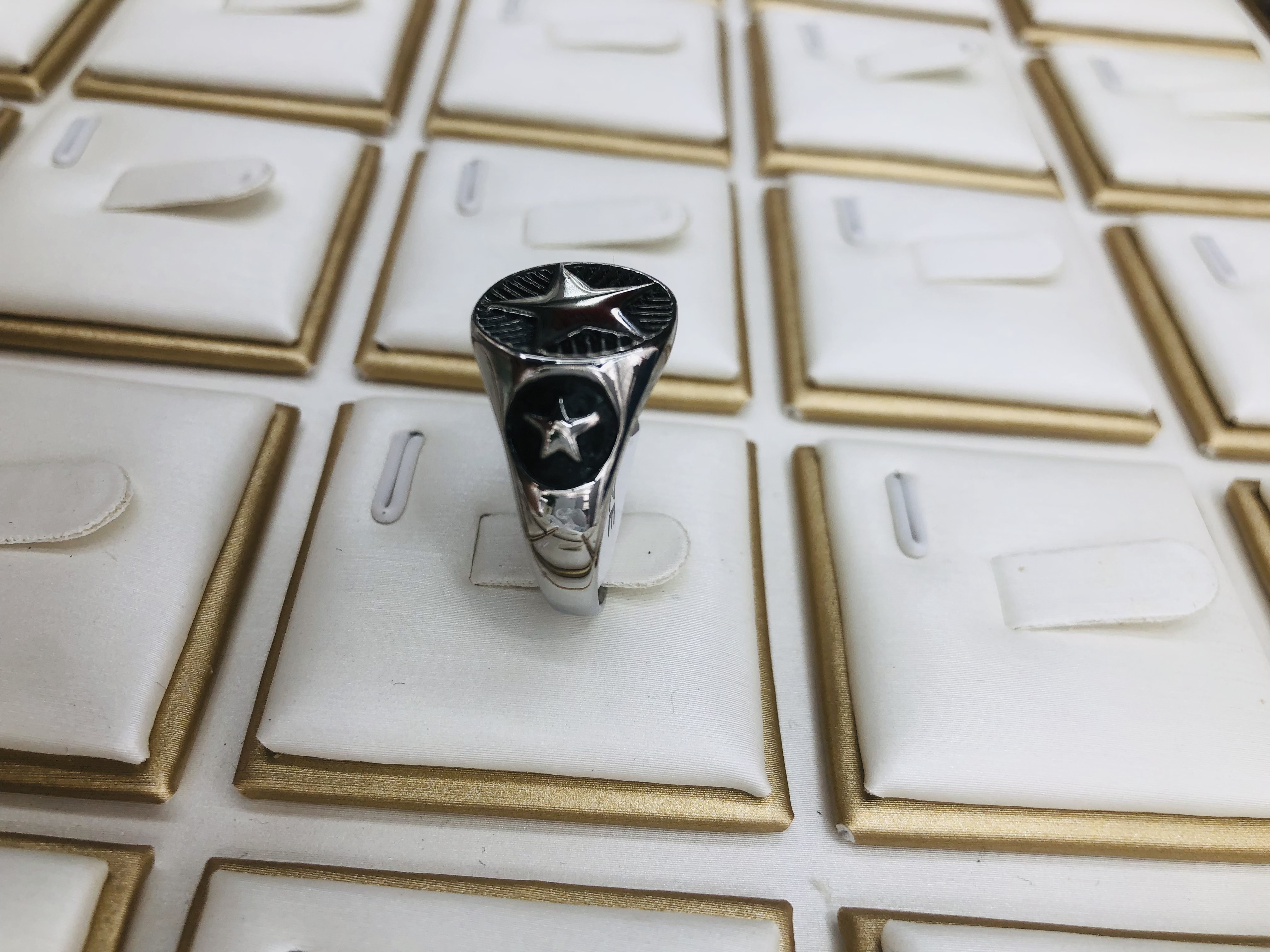 A men's ring with a five-pointed star pattern design Item Picture