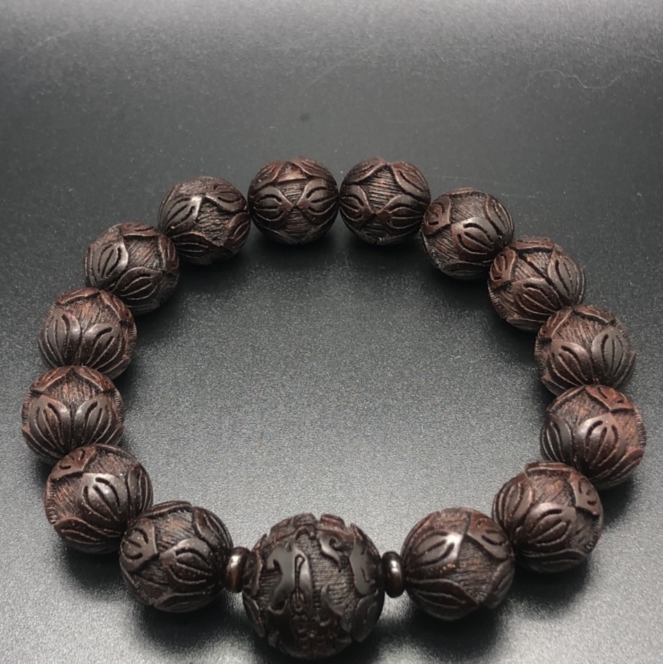小叶紫檀佛珠全雕刻双面莲花1.2的文玩手珠：义乌国际商贸城一期D区8091祥缘佛珠店图