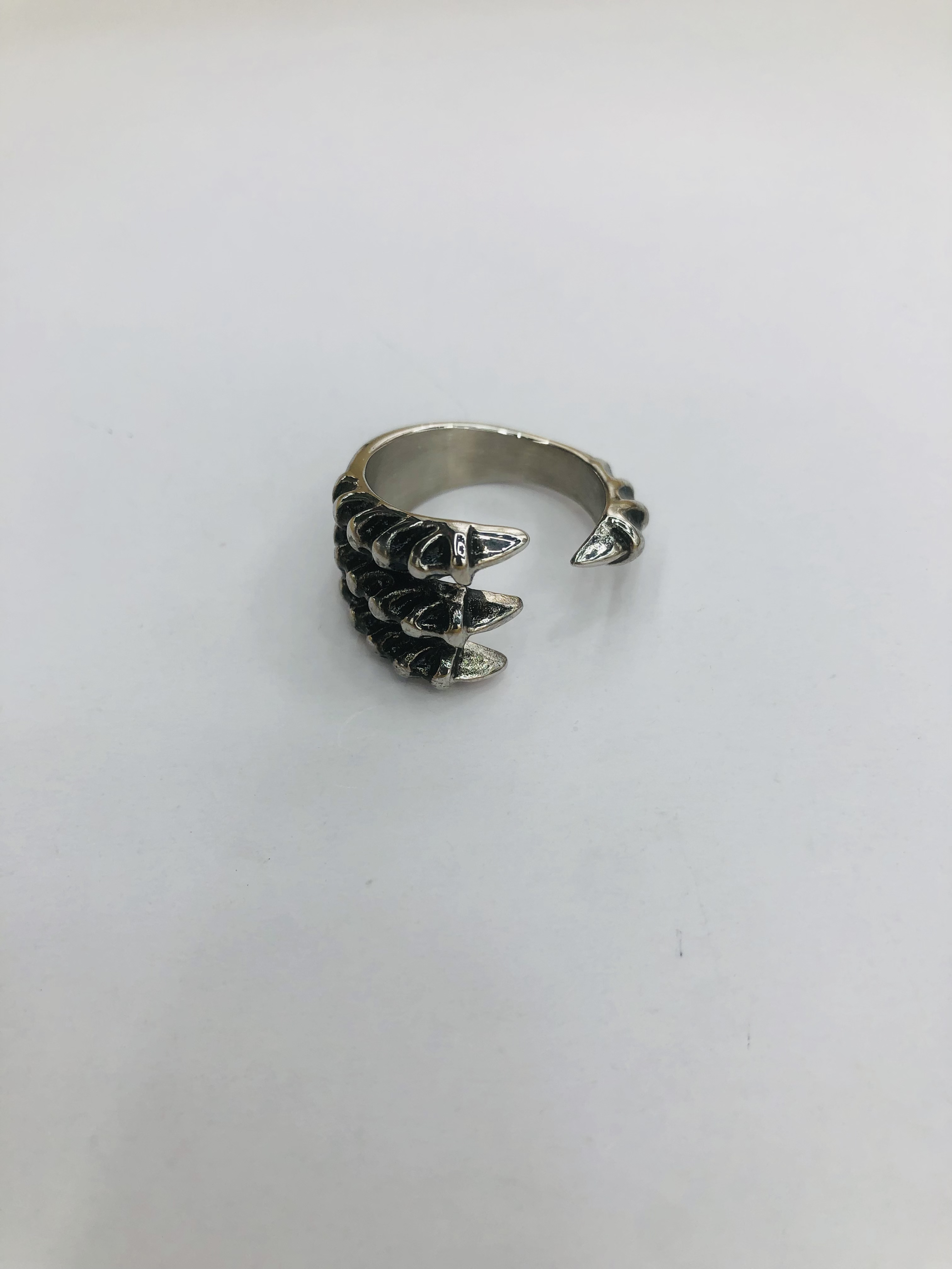A stainless steel ring with a popular element claw design shape Specification image