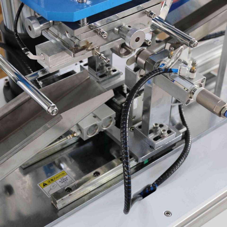 Automatic curved surface cover hot stamping machine, manual feeding automatic hot stamping machine, plastic cover automatic hot stamping machine Application Scenario