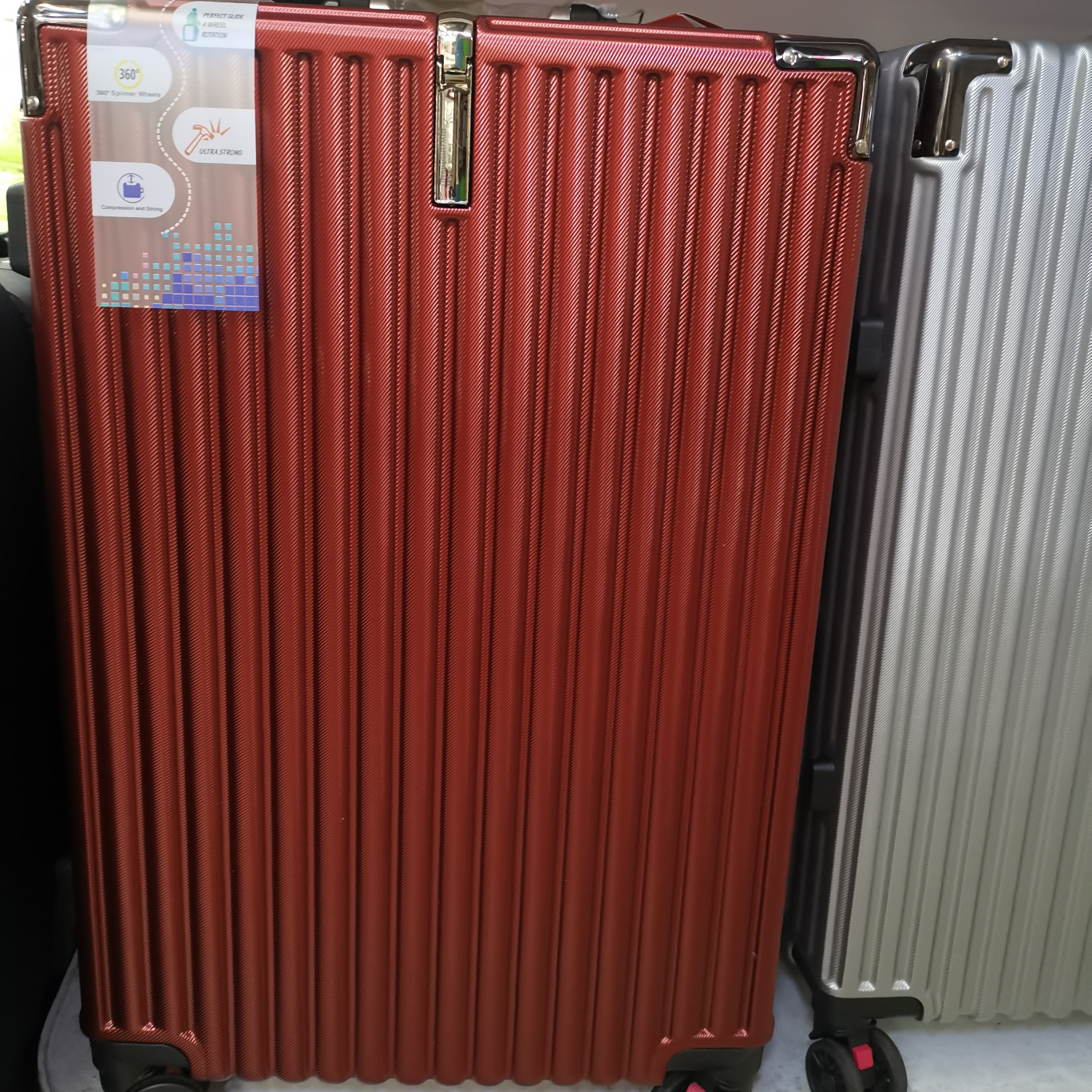 26寸枣红色铝合金框拉杆箱，旅行箱