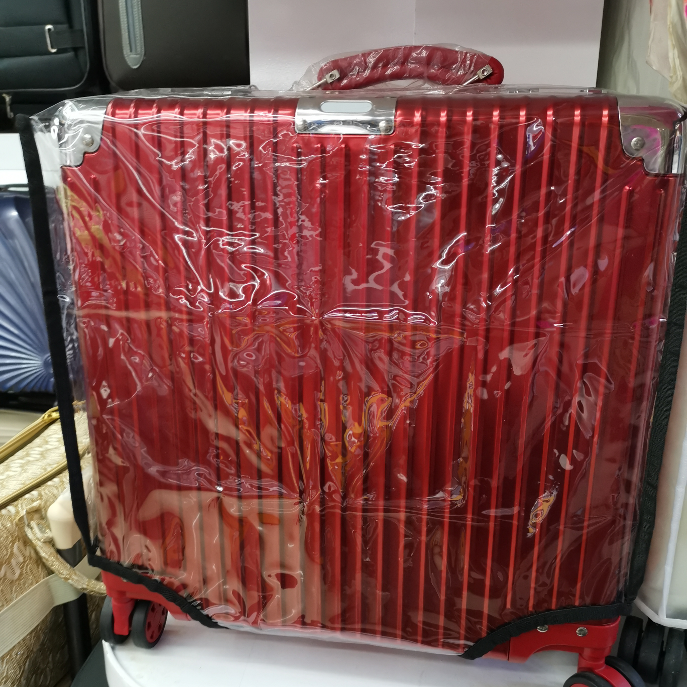 大红色登机箱拉杆箱