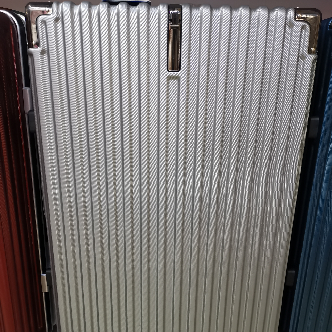 26寸银色铝合金框拉杆箱，旅行箱