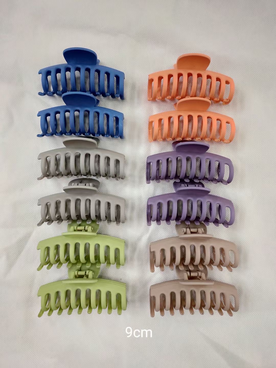 Adult hair accessory medium-sized hair clip 41 Application Scenario