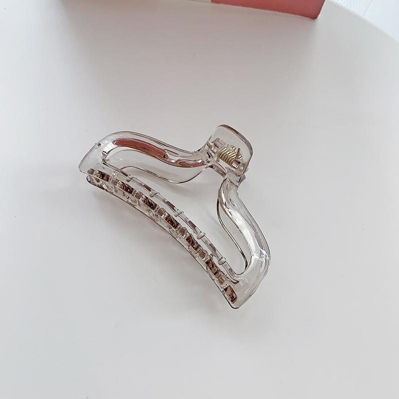 Adult hair accessory medium-sized hair clip 40 Application Scenario