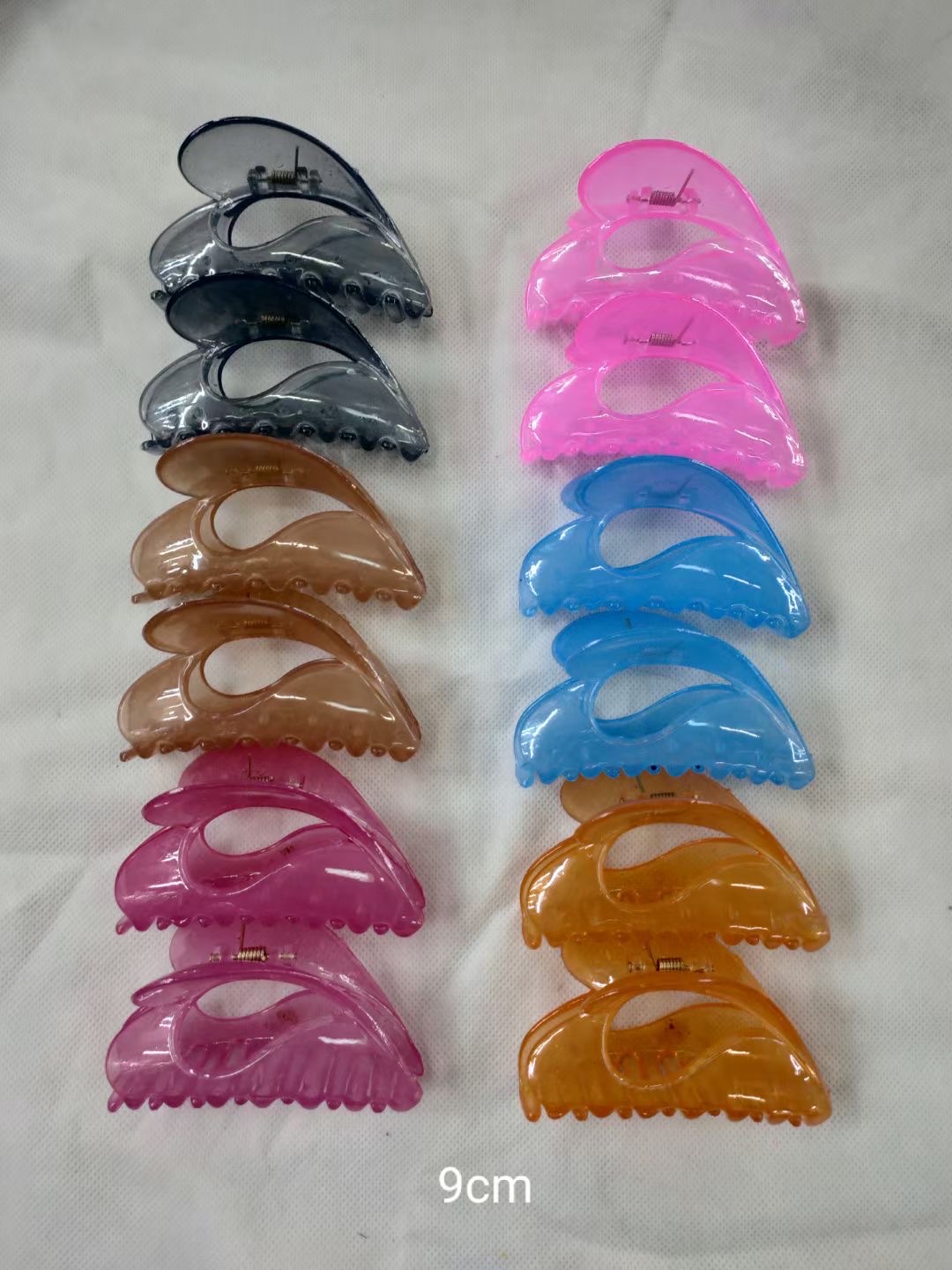 Adult hair accessory medium-sized hair clip 42 Application Scenario