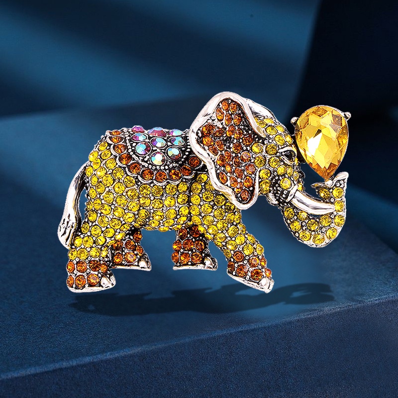 Hot-selling elephant brooches represent luck