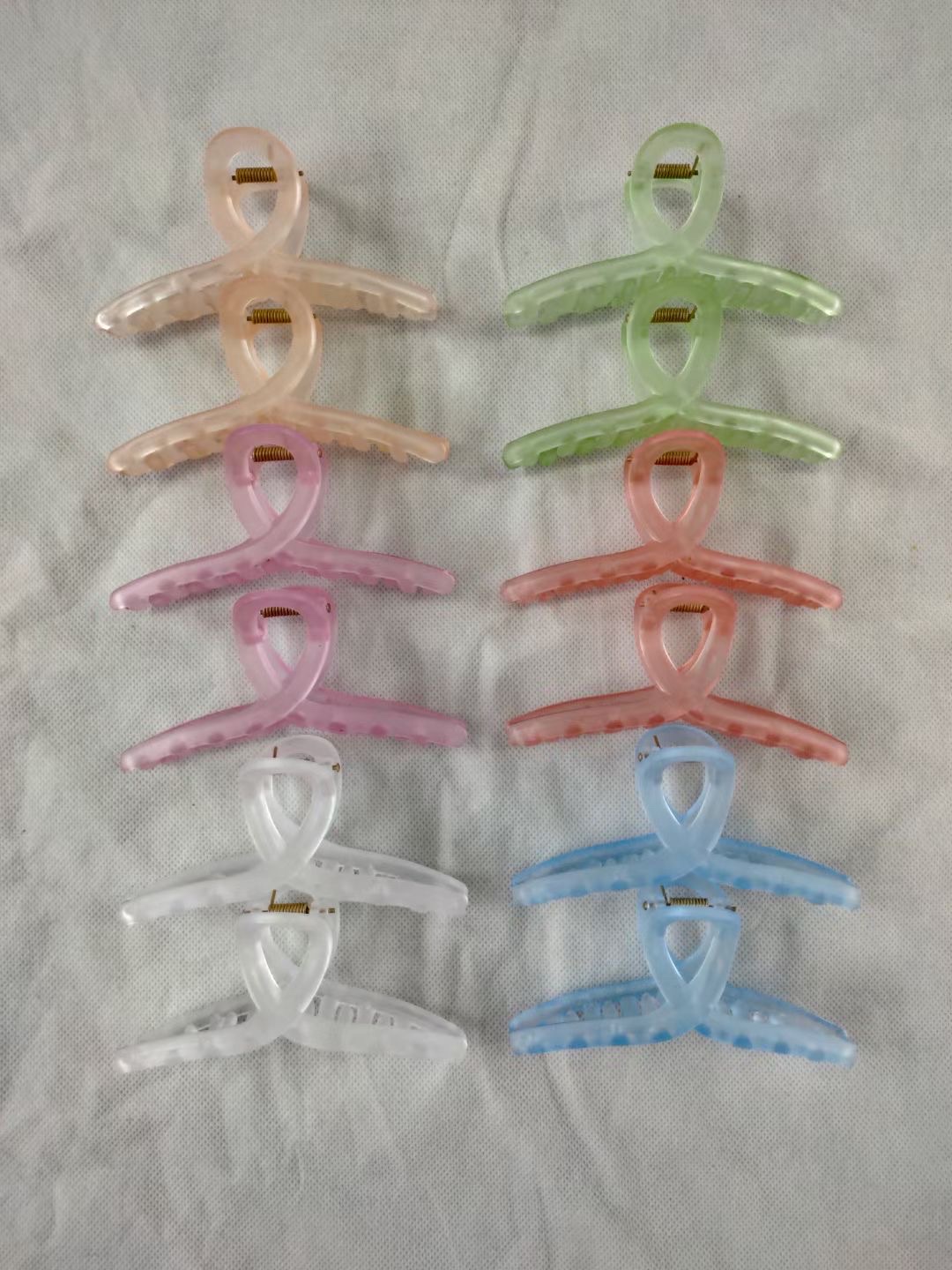 Adult hair accessory medium-sized hair clip 43 Application Scenario