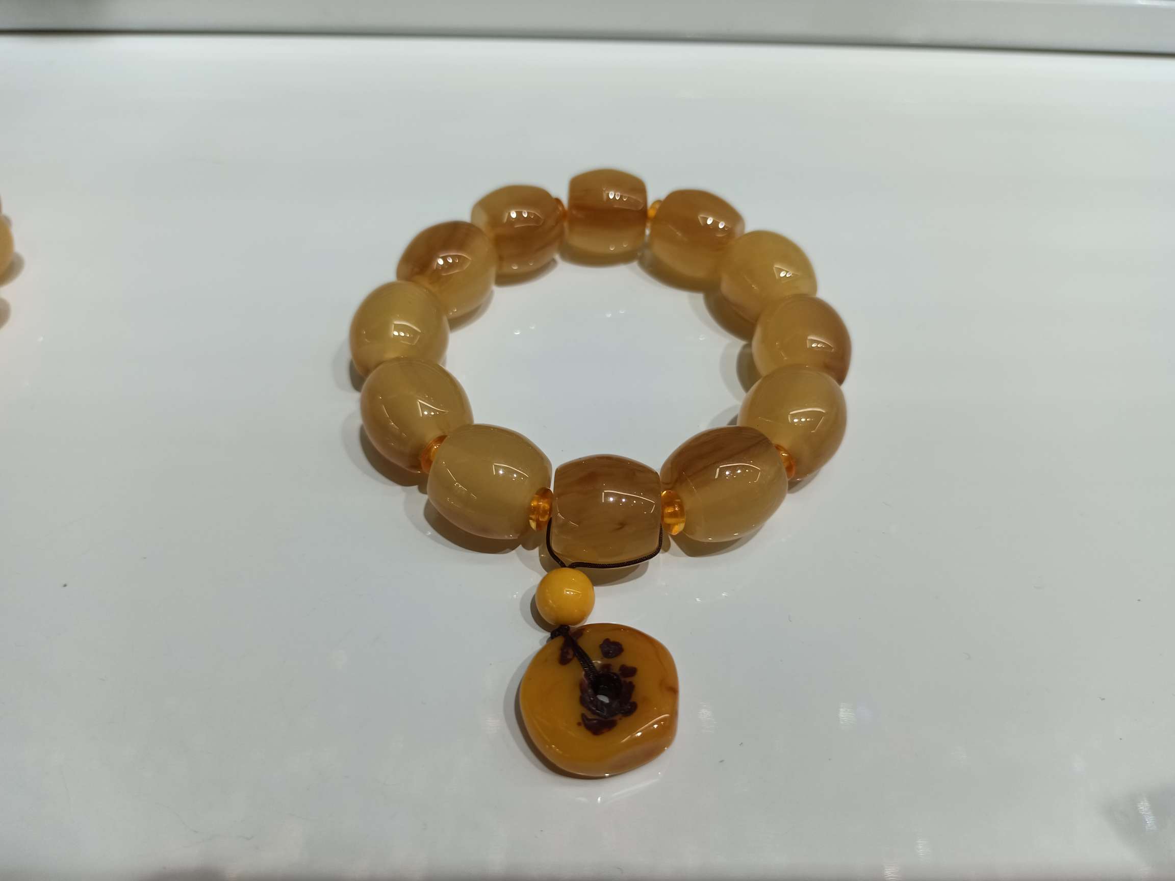 羊角吊坠手串白底实物图