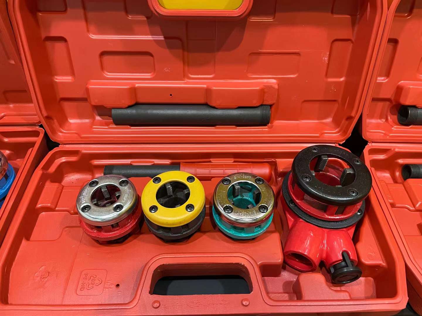 Pipe hinge plate Pipe hinge tap thread wrench frame wire filing locomotive wire machine Pipe tool assembly tool Steel pipe plastic pipe wire turning locomotive wire head wire fastening tool Pipe hinge plate pipe die Application Scenario