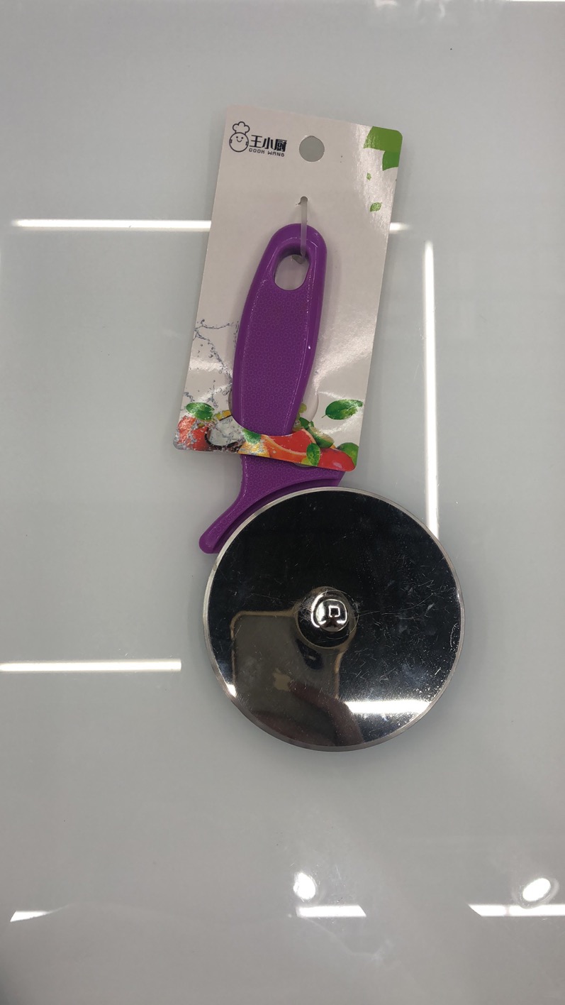 Creative pizza cutter, plastic-handled roller, medium pizza maker, baking tool, round pizza cutter Application Scenario