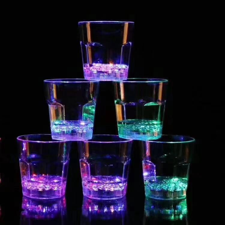 发光啤酒菠萝杯白底实物图