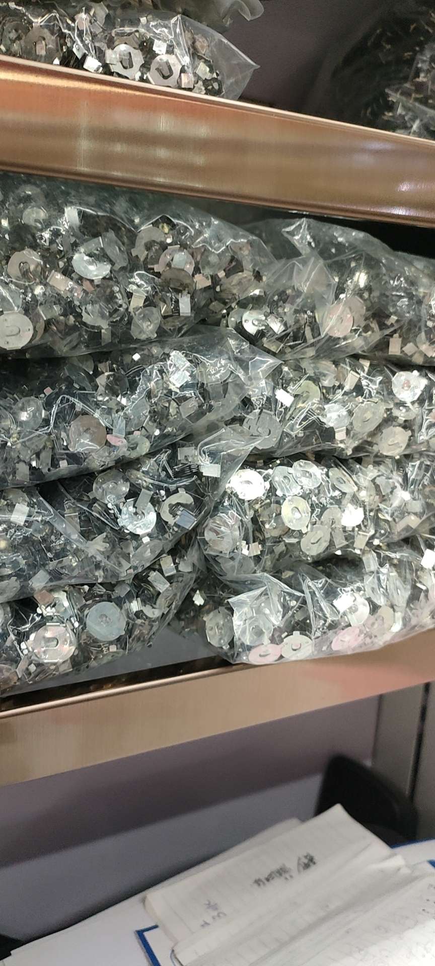 LR1130双层扣白底实物图