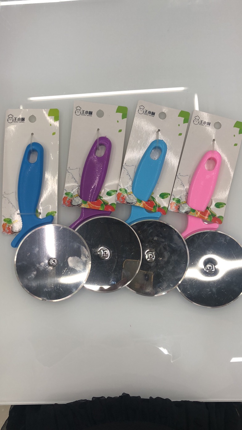 Creative pizza cutter, plastic-handled roller, medium pizza maker, baking tool, round pizza cutter details Picture