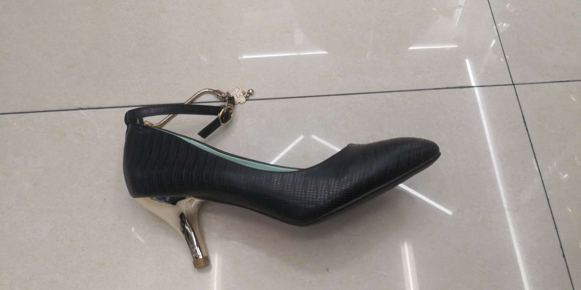 21/7/3义乌周氏库存尾货现货特价处理女士尖头尖跟时装单鞋，婚庆鞋，结婚新娘鞋，防拖跟加固定带时装女单鞋白底实物图