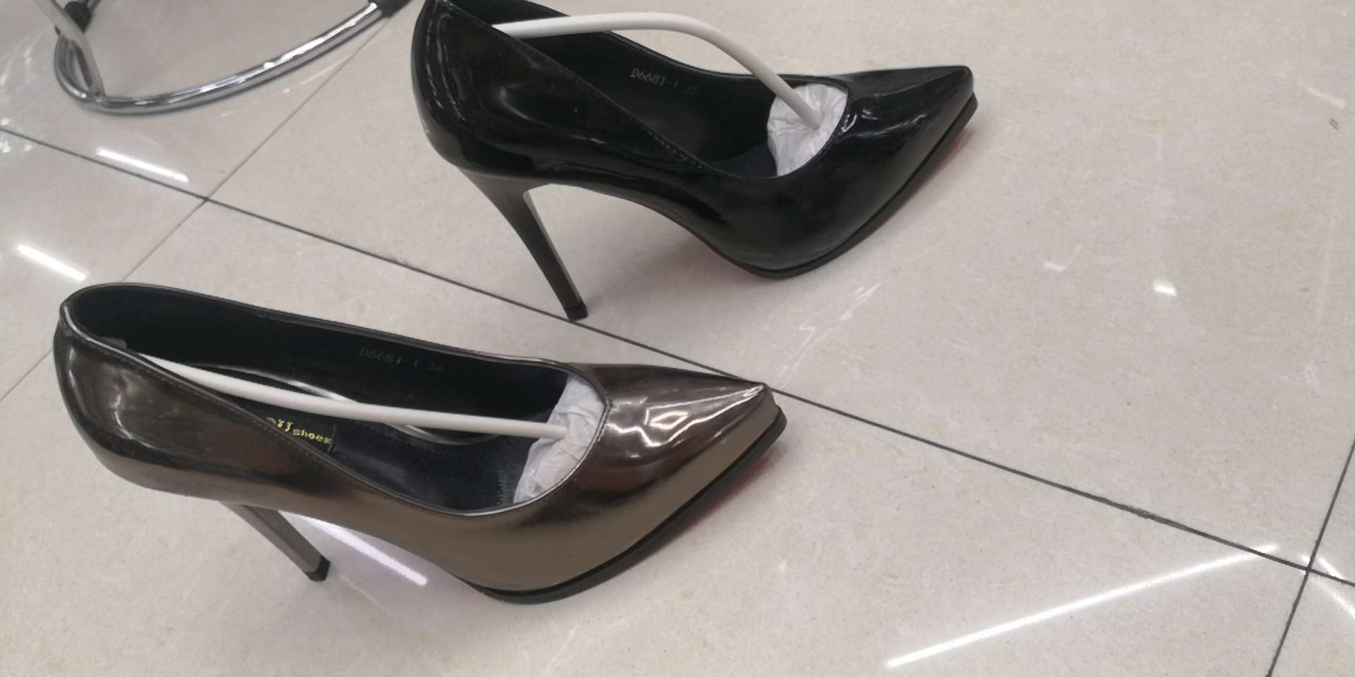 21/7/3义乌周氏库存尾货现货特价处理女士尖头尖跟时装单鞋，婚庆鞋，结婚新娘鞋，防拖跟加固定带时装女单鞋详情图9