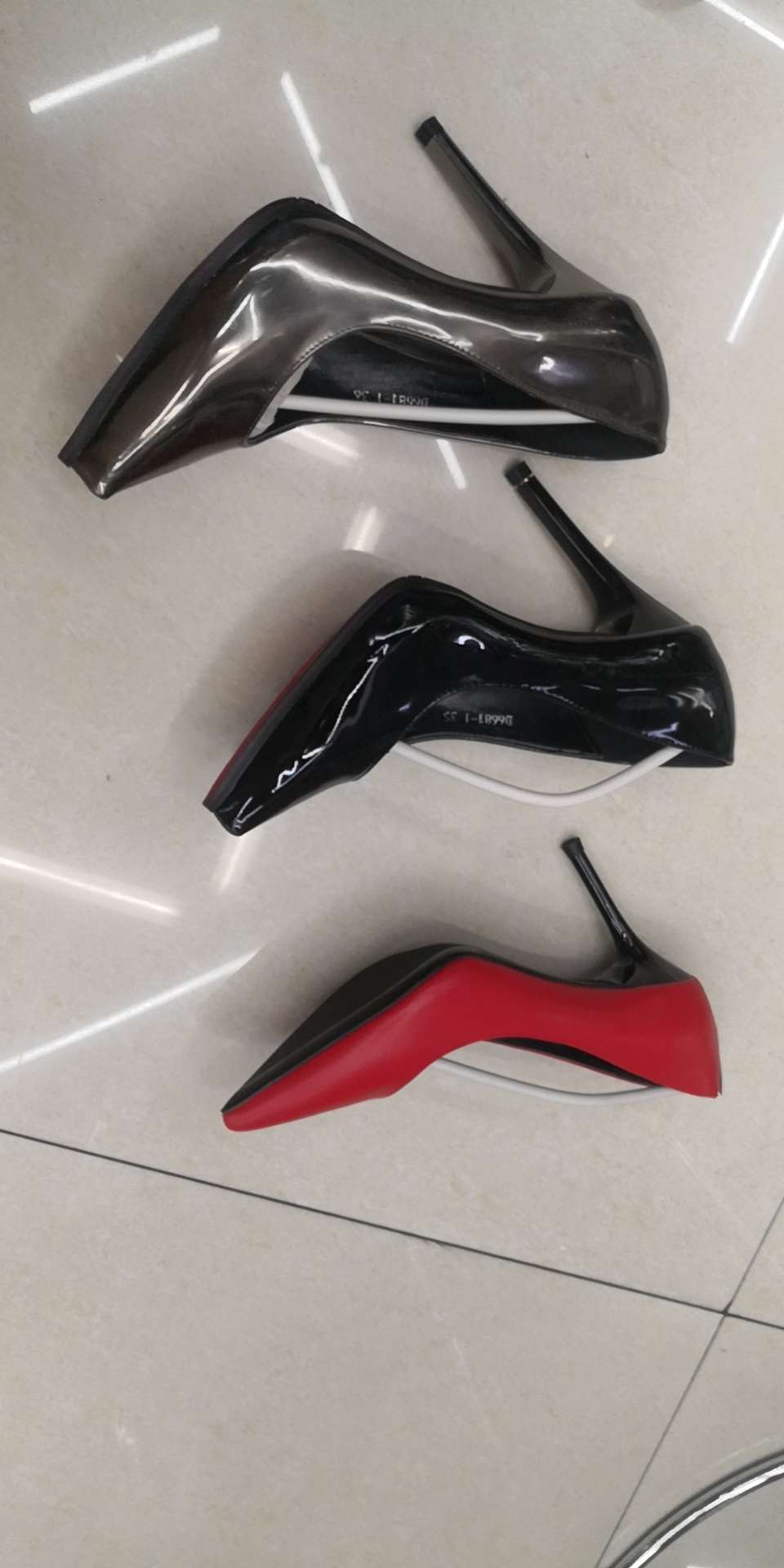 21/7/3义乌周氏库存尾货现货特价处理女士尖头尖跟时装单鞋，婚庆鞋，结婚新娘鞋，防拖跟加固定带时装女单鞋详情图10