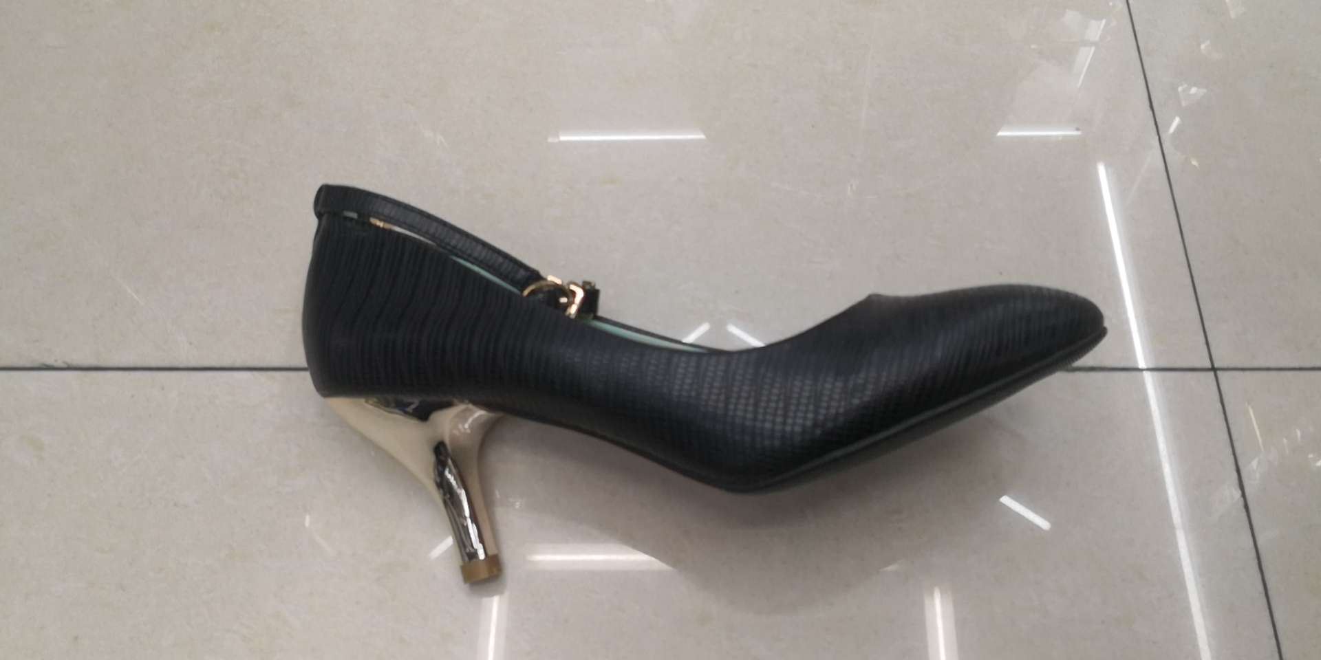 21/7/3义乌周氏库存尾货现货特价处理女士尖头尖跟时装单鞋，婚庆鞋，结婚新娘鞋，防拖跟加固定带时装女单鞋详情图3