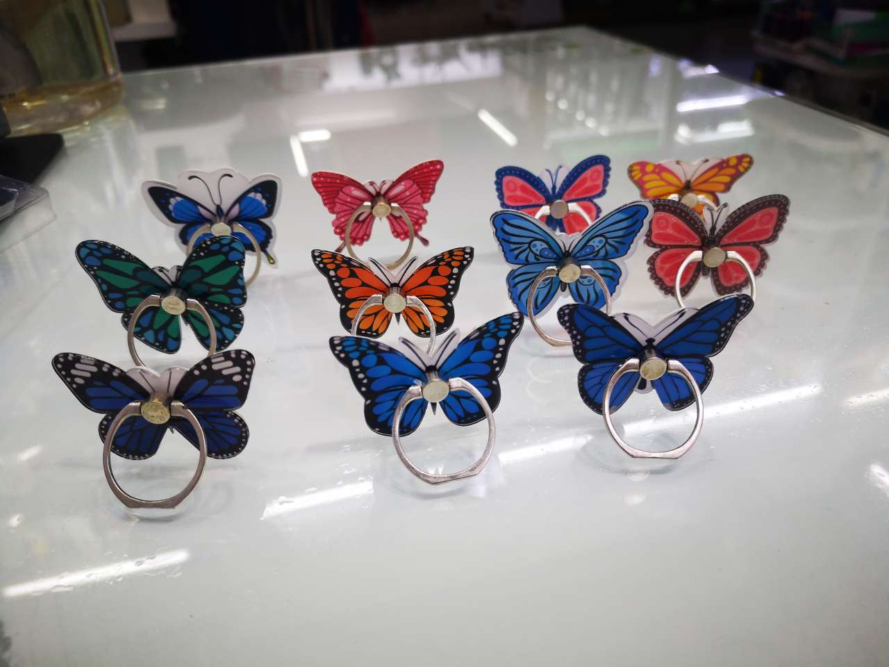 蝴蝶指环扣。手机支架白底实物图