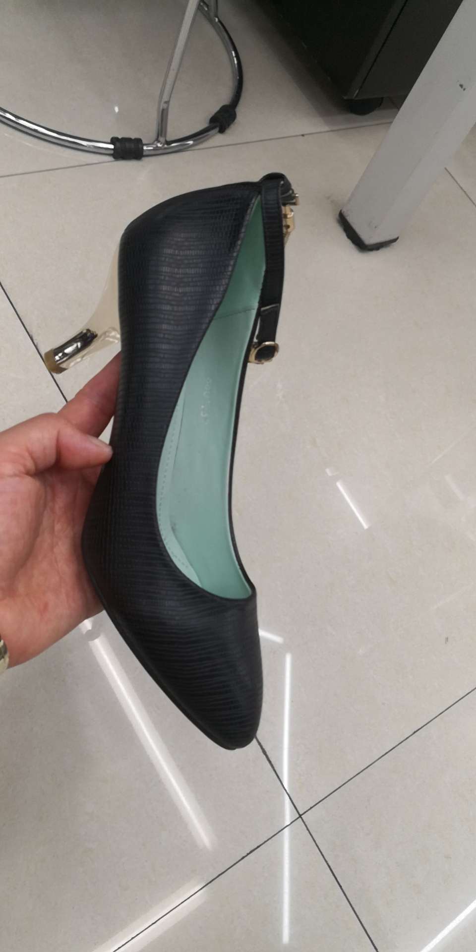 21/7/3义乌周氏库存尾货现货特价处理女士尖头尖跟时装单鞋，婚庆鞋，结婚新娘鞋，防拖跟加固定带时装女单鞋细节图