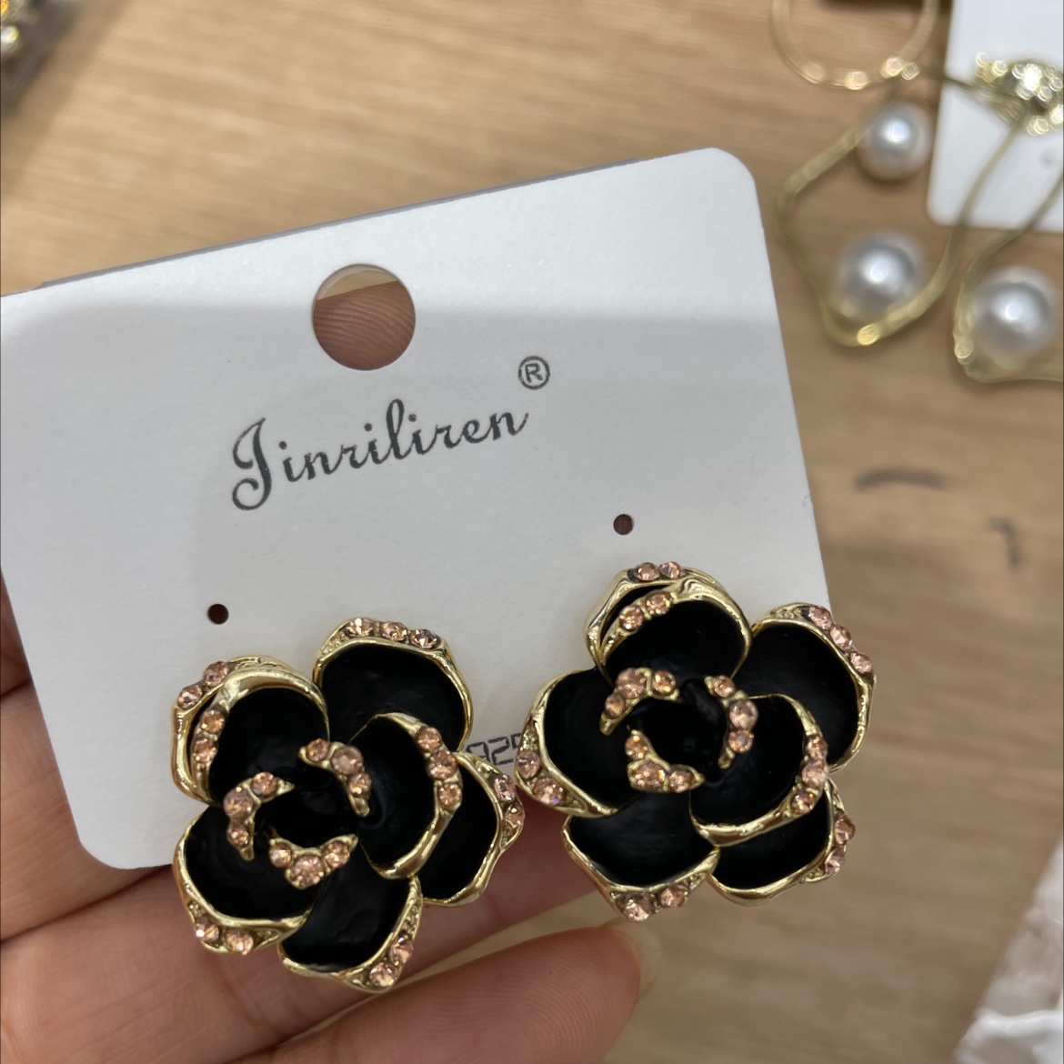 Today's Liren fashion earrings are simple and versatile flower stud earrings detail image 2