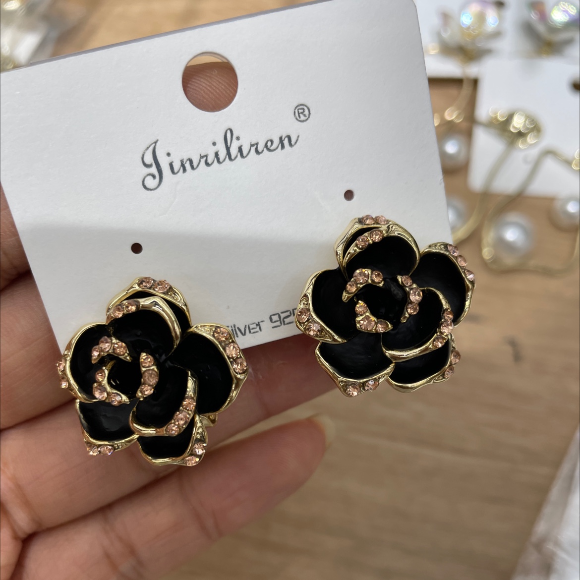 Today's Liren fashion earrings are simple and versatile flower stud earrings detail image 1