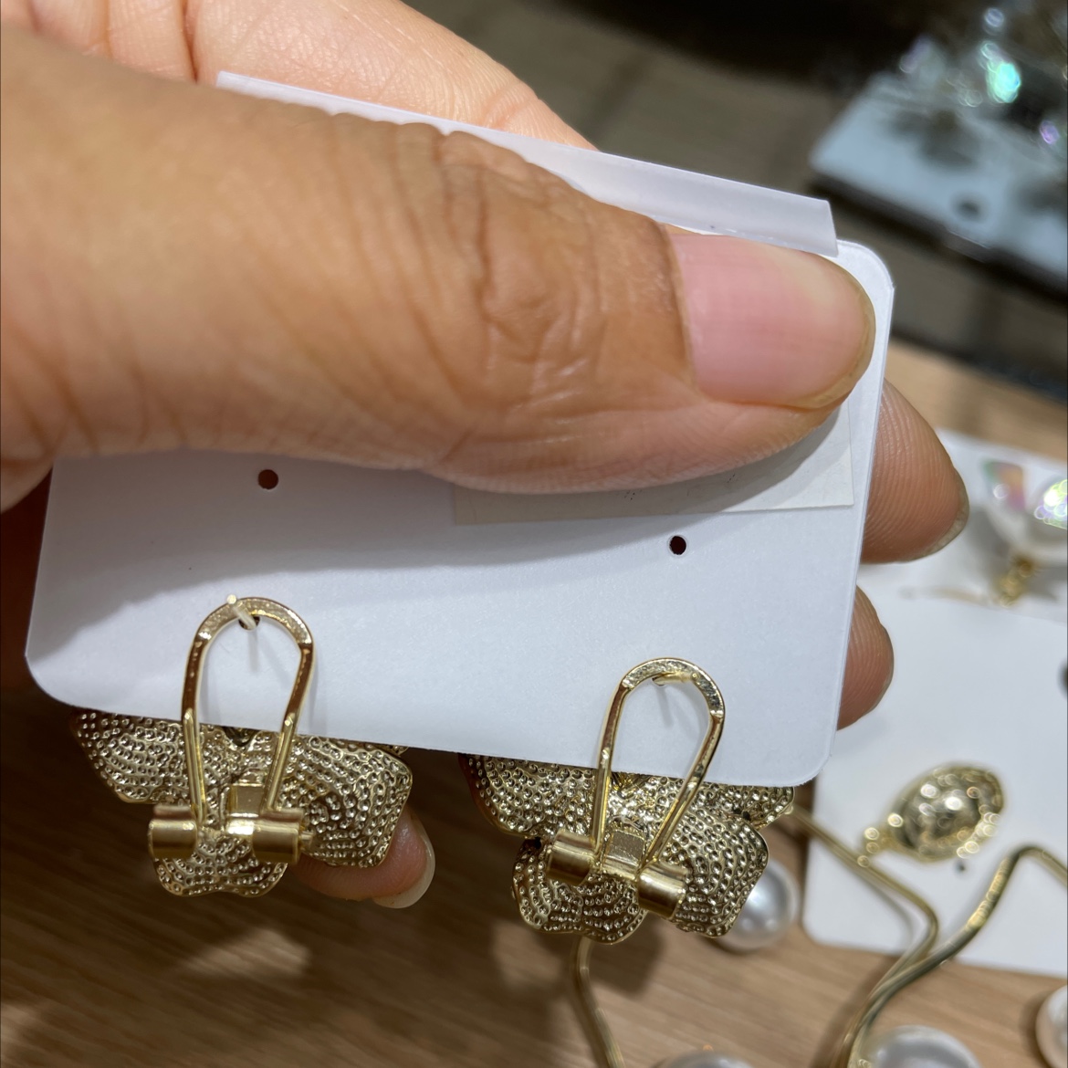 Today's Liren fashion earrings are simple and versatile flower stud earrings Application Scenario