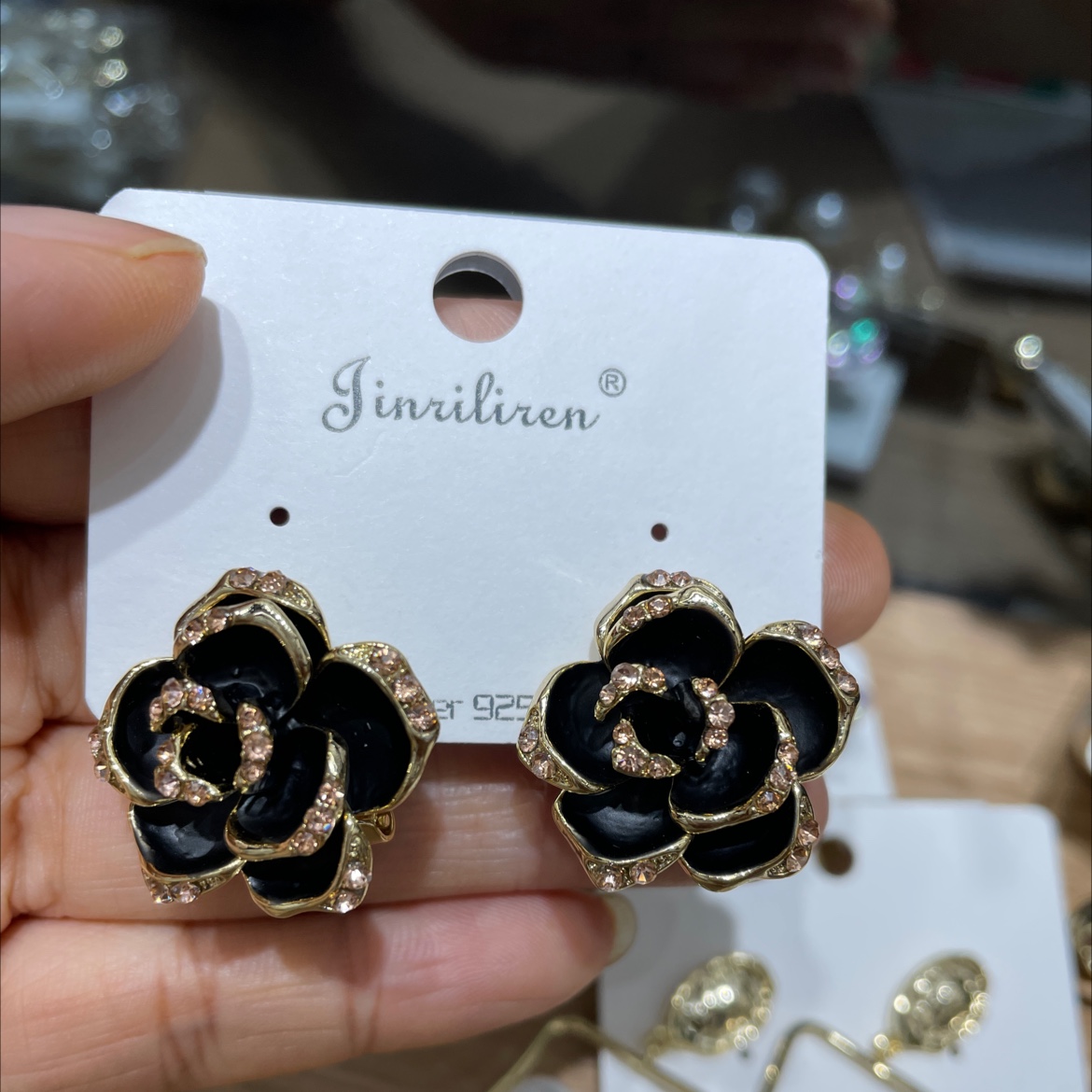 Today's Liren fashion earrings are simple and versatile flower stud earrings