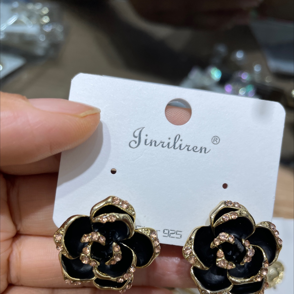 Today's Liren fashion earrings are simple and versatile flower stud earrings details Picture