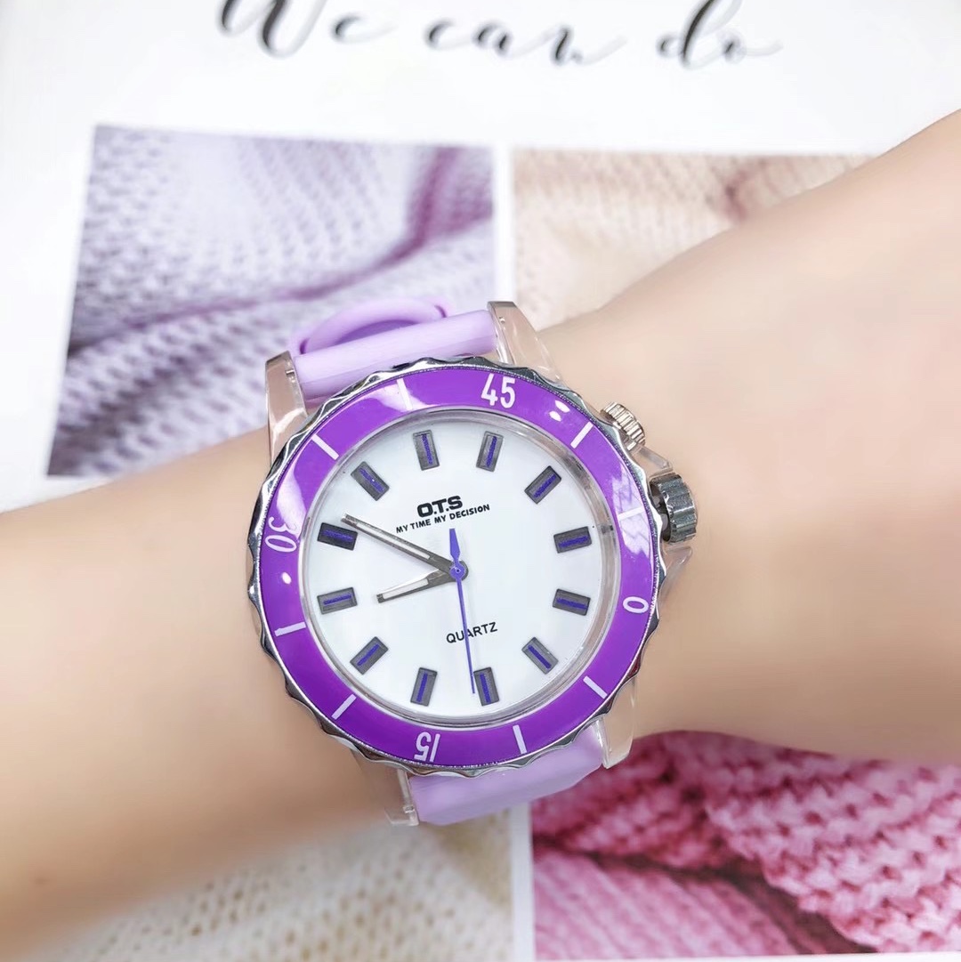 带灯七彩时尚手表，点起热情，燃起梦想，时尚配色，尽情释放你的活力！户外运动中号学生儿童腕表6724