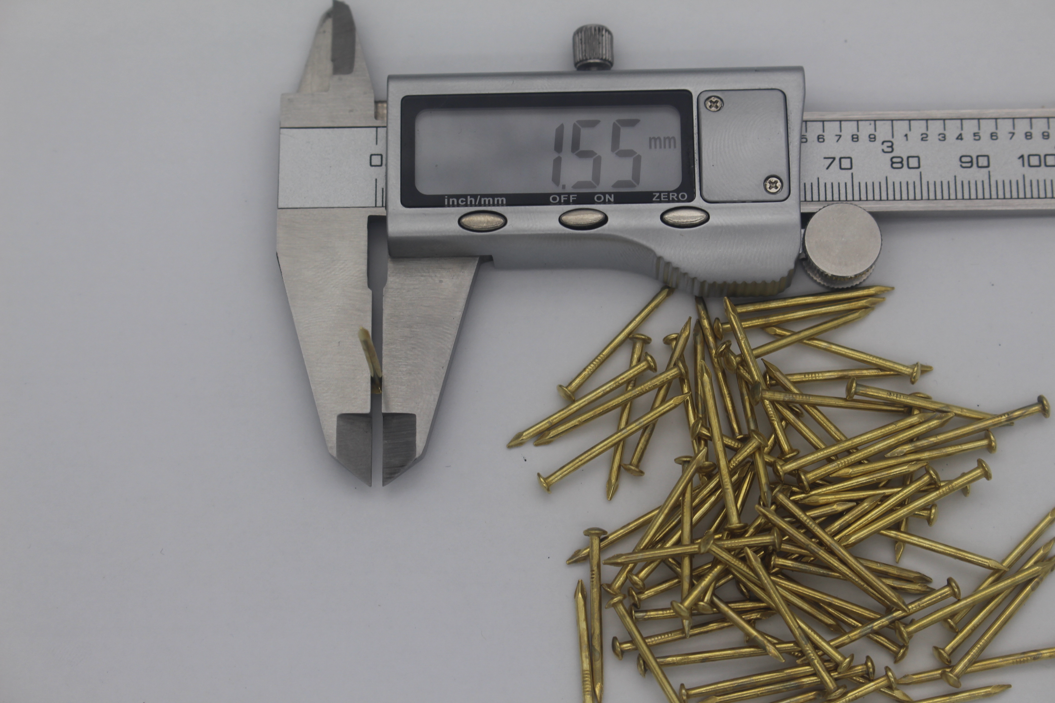 1.6*25mm round head nails (yellow), 3 jin per box, minimum purchase 1 box, available in stock Application Scenario