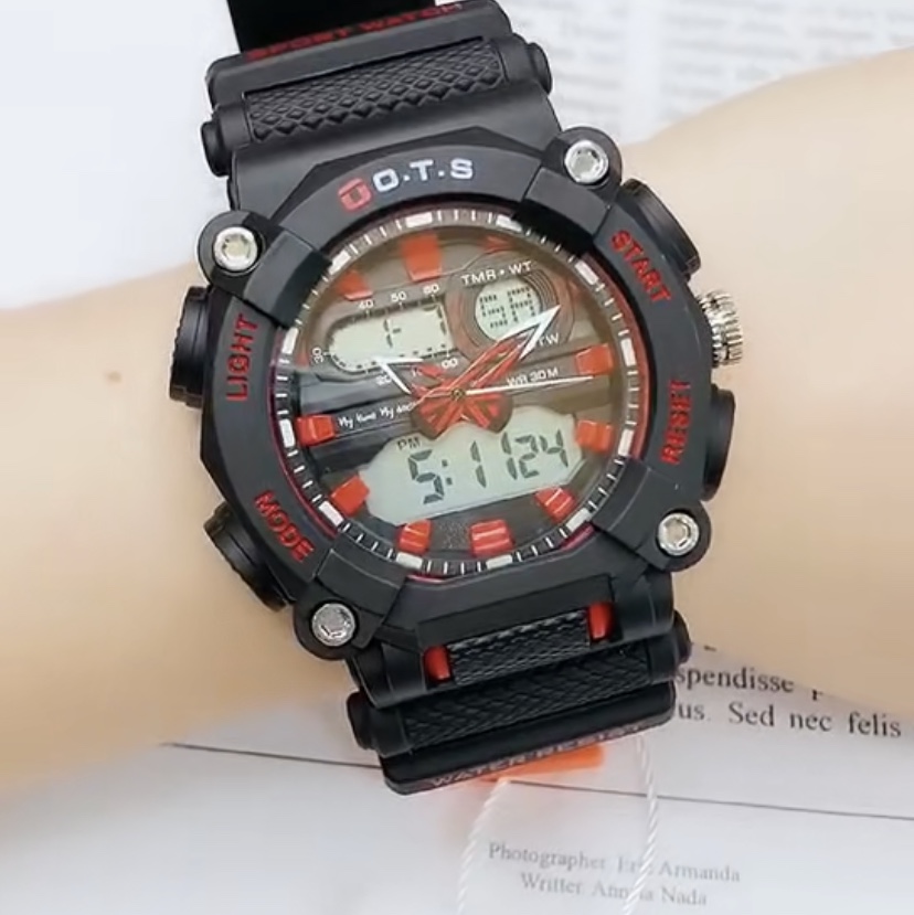 O.T.S-8096   多铆钉和防滑菠萝纹理组合的强悍造型与野性魅力多种颜色搭配，立体多层表面与动感机芯结合处处展现青