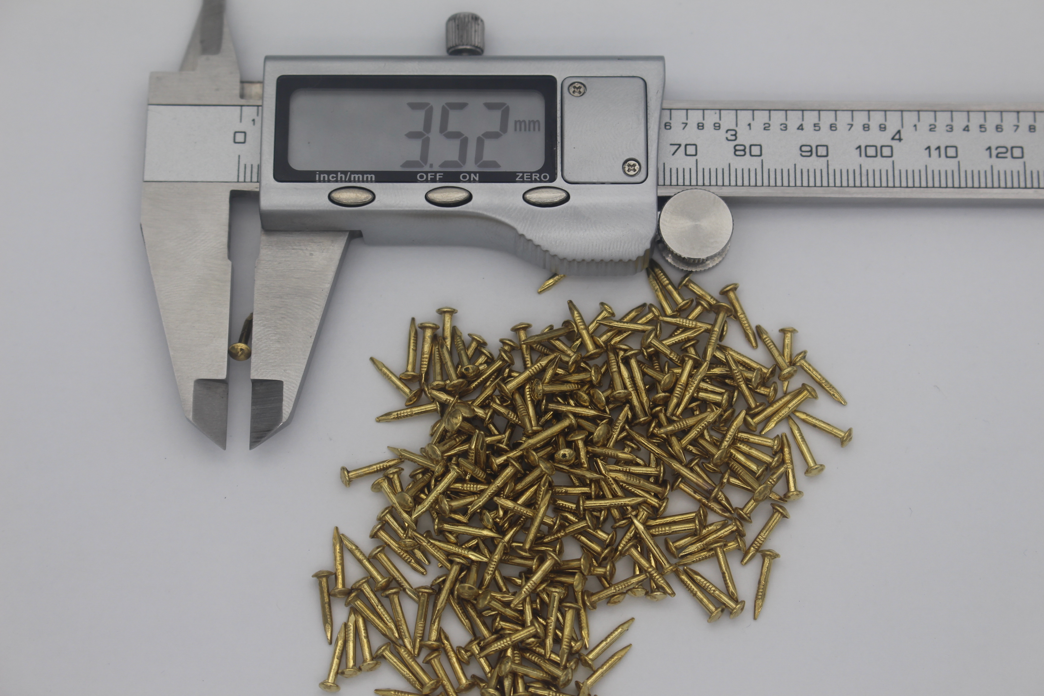 1.5*10mm round head nails (yellow)18 per jin, 3 jin per box, available in stock Item Picture
