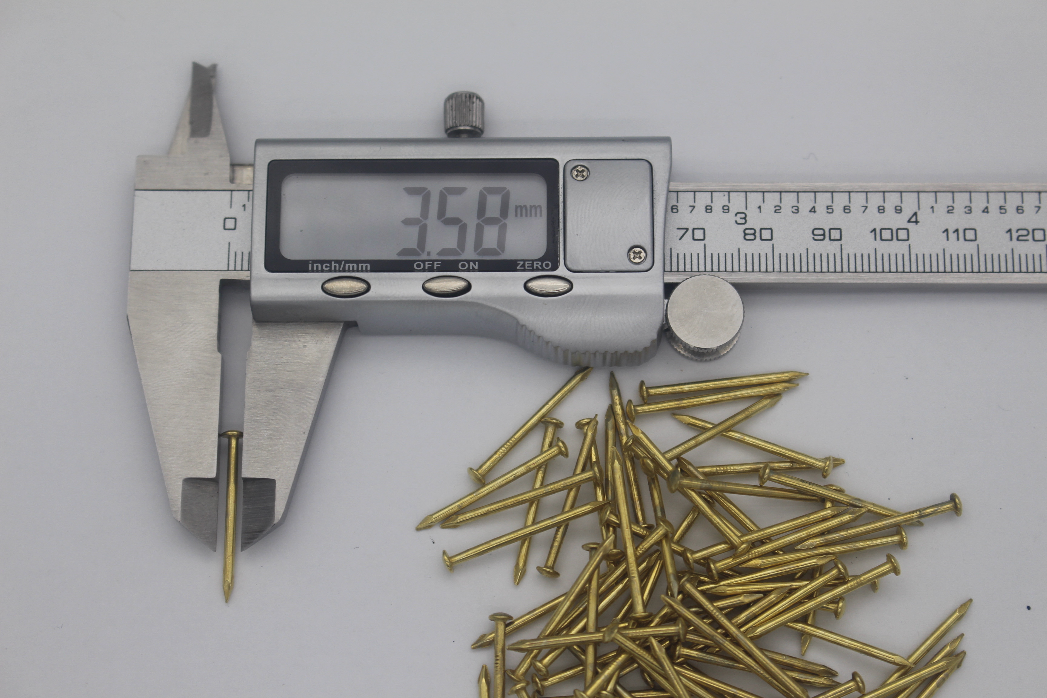 1.6*25mm round head nails (yellow), 3 jin per box, minimum purchase 1 box, available in stock Item Picture