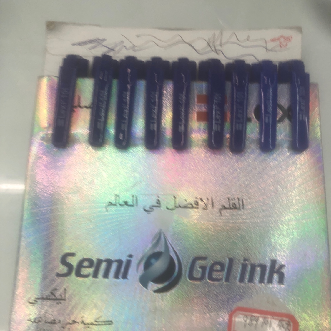 علبة من رمادي من قلم حبر