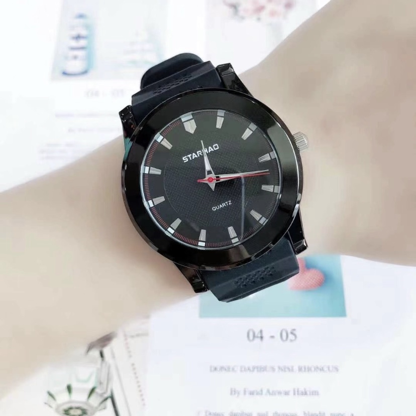 The Xinghao classic, elegant and simple dial pointer waterproof exam special watch is as soft as skin. The snug strap fully showcases the urban vitality trend