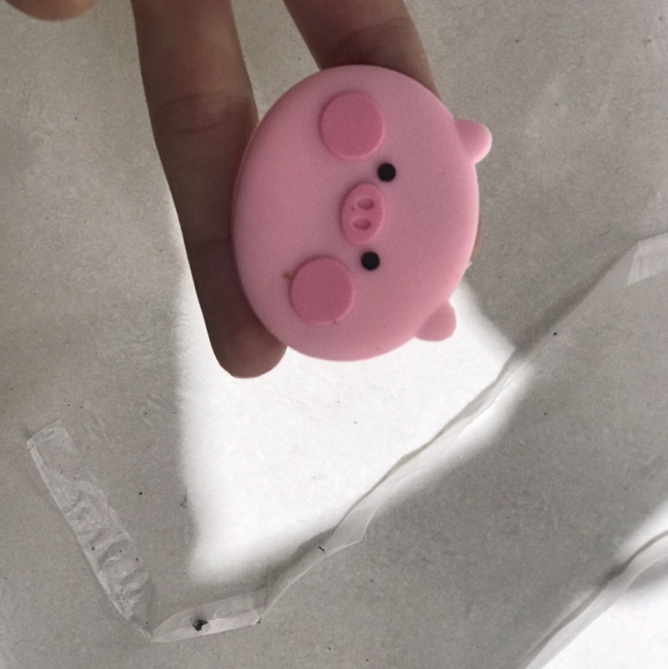 A popular and best-selling pig-head hair clip