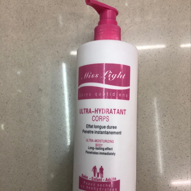 Red spray body lotion full figure